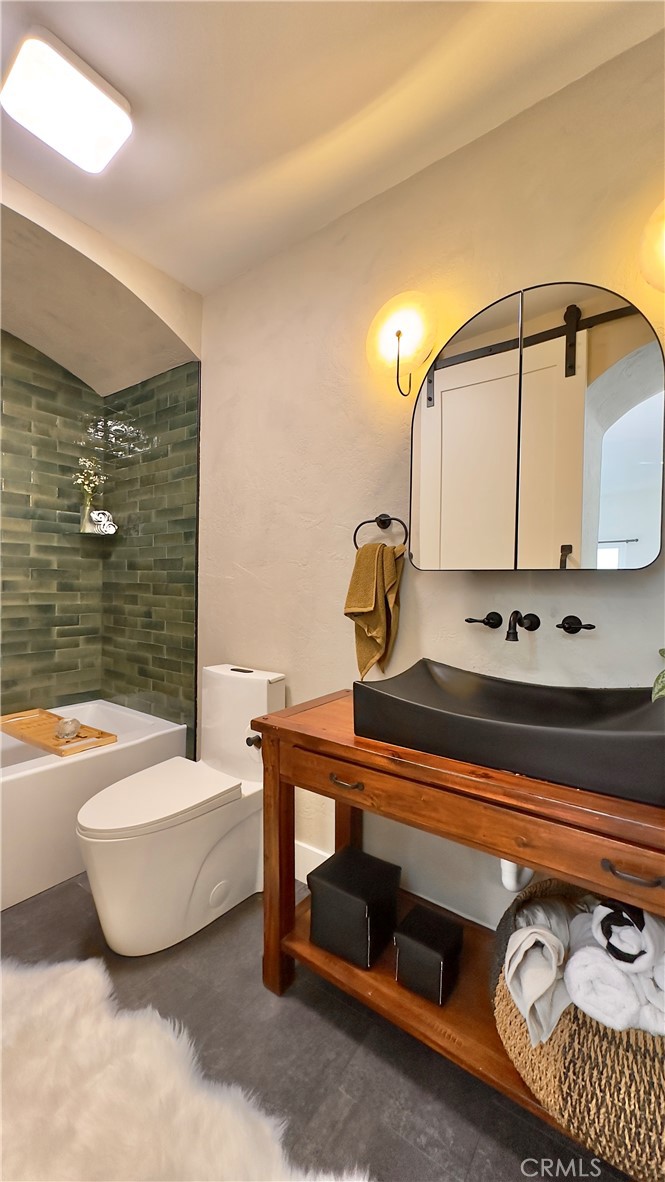 2907 South Ridgeley Drive Los Angeles, CA 90016 - Photo 24 of 37 a bathroom with a bathtub and shower