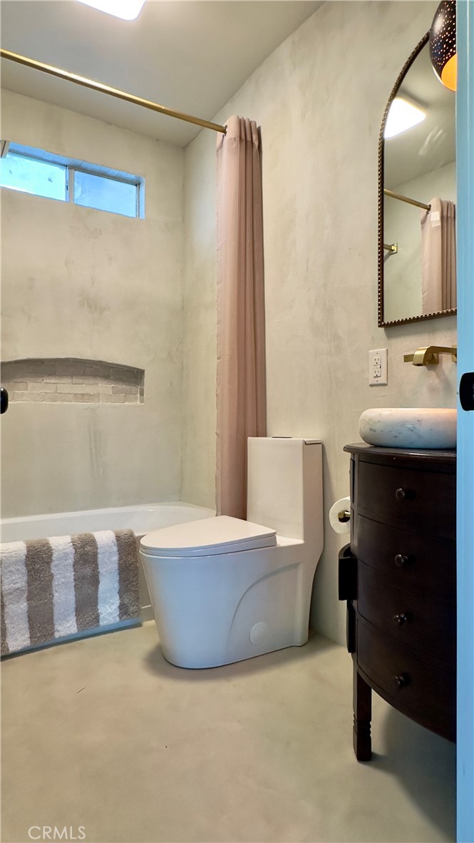 2907 South Ridgeley Drive Los Angeles, CA 90016 - Photo 29 of 37 a bathroom with a bathtub and a sink