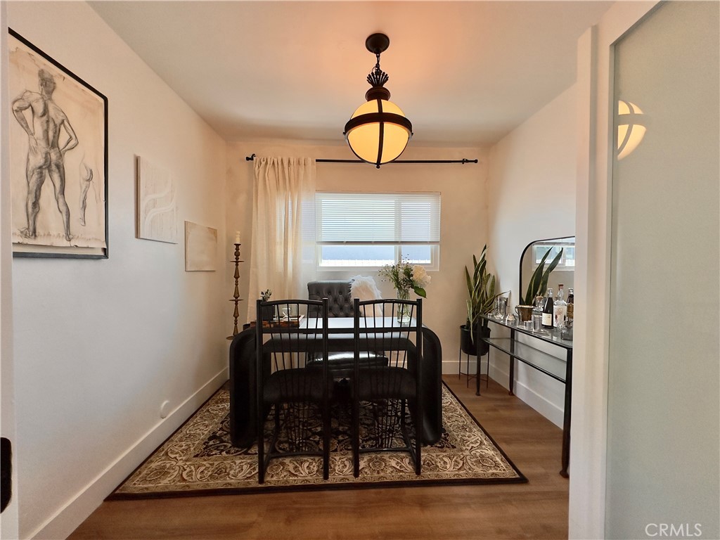 2907 South Ridgeley Drive Los Angeles, CA 90016 - Photo 31 of 37 a view of a dining room with furniture
