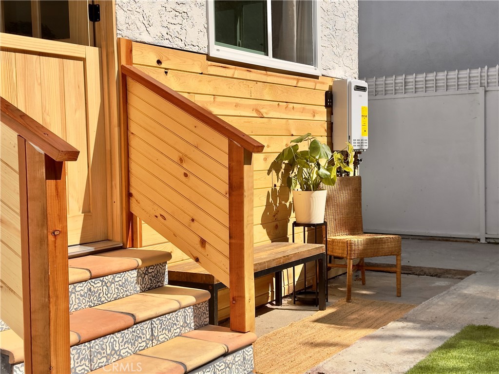 2907 South Ridgeley Drive Los Angeles, CA 90016 - Photo 36 of 37 a balcony with table and chairs