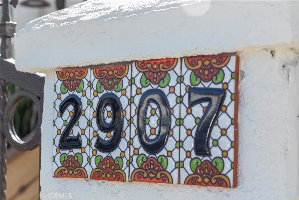 2907 South Ridgeley Drive Los Angeles, CA 90016 - Photo 6 of 37 a view of an outdoor space in a balcony