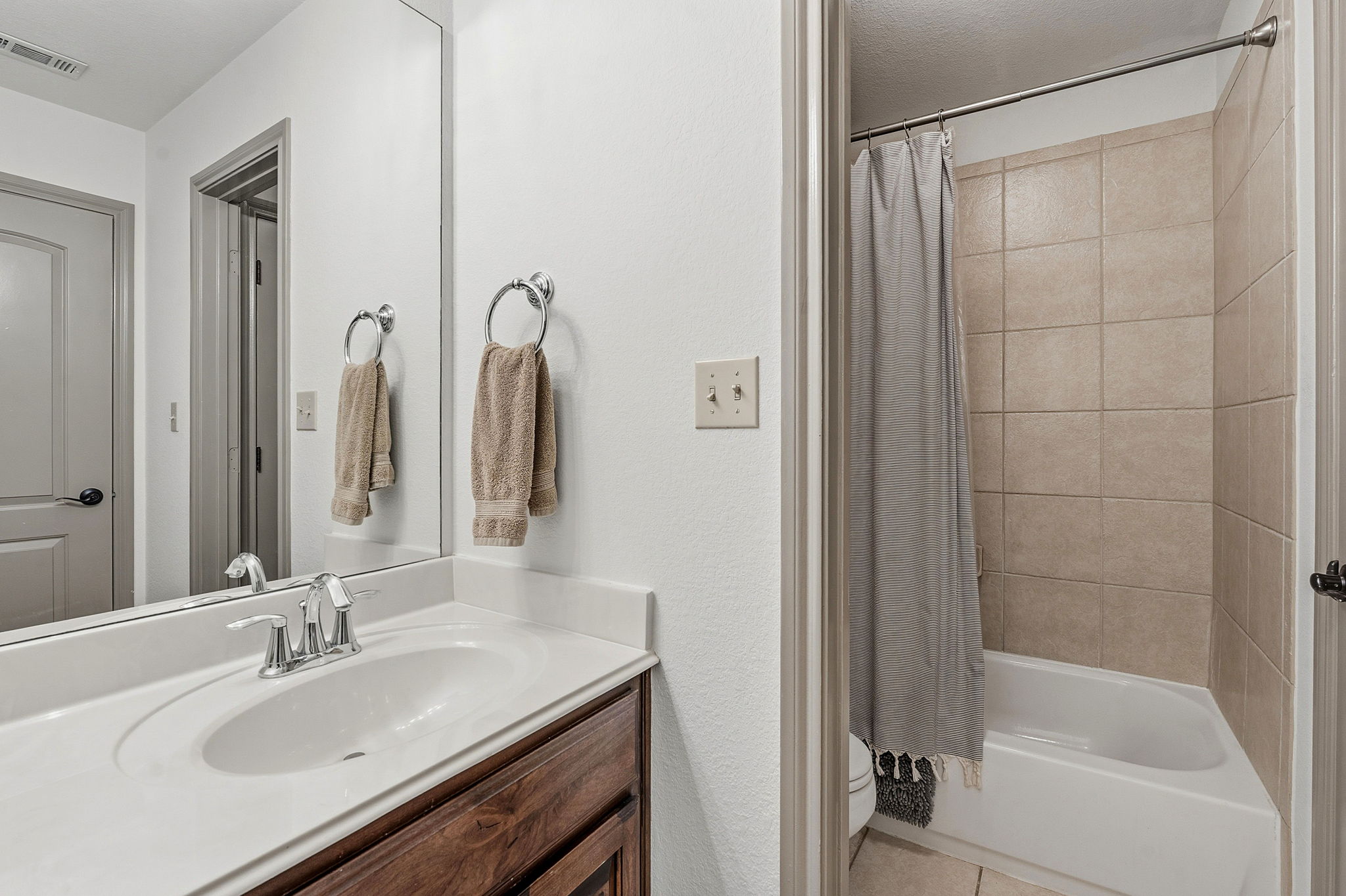 12321 Edenvale Path Austin, TX 78732 - Photo 28 of 36 Full bath #3 - located upstairs off of bedroom #4.