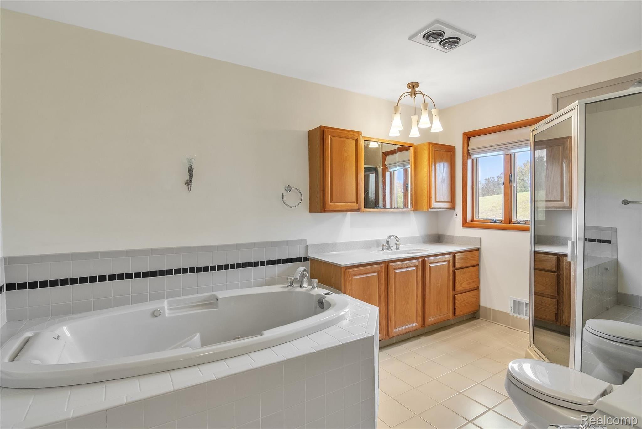 4211 Crandall Road Howell, MI 48855 - Photo 20 of 42 En-Suite Primary Bath