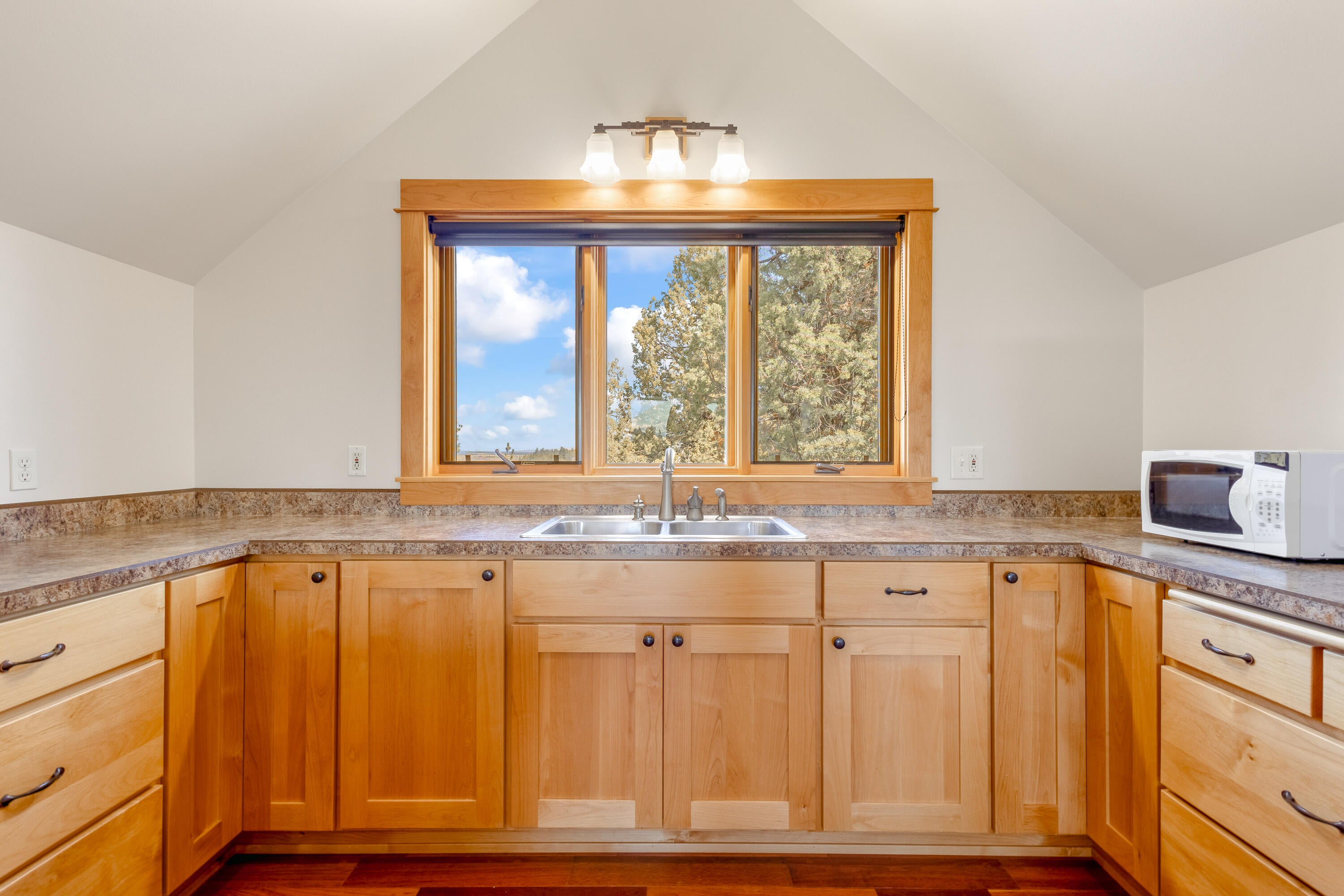 17920 Mountain View Road Sisters, OR 97759 - Photo 15 of 45 15