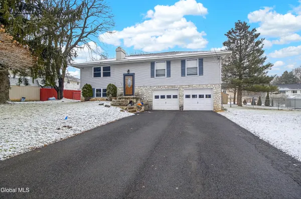 $299,900 | 516 Woodburne Drive, Utica, NY 13502