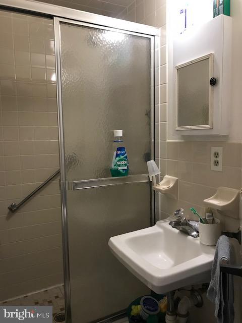 5509 Greentree Road Bethesda, MD 20817 - Photo 16 of 18 Bathroom