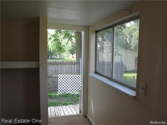 3330 Crooks Road Rochester, MI 48309 - Photo 18 of 28 18--entry to deck.jpg