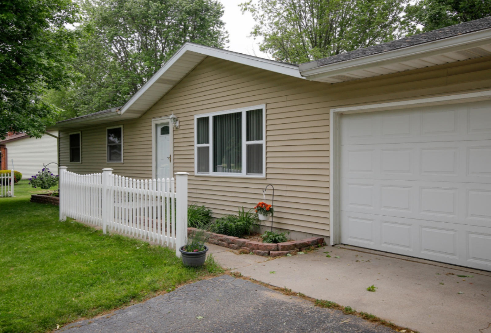 57162 Linda Avenue Three Rivers, MI 49093 - Photo 3 of 26 57162 Linda Ave-103