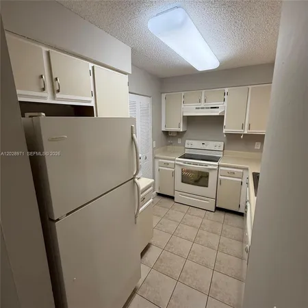 $1,600 | Royal Poinciana Condominium, Pompano Beach, FL 33069