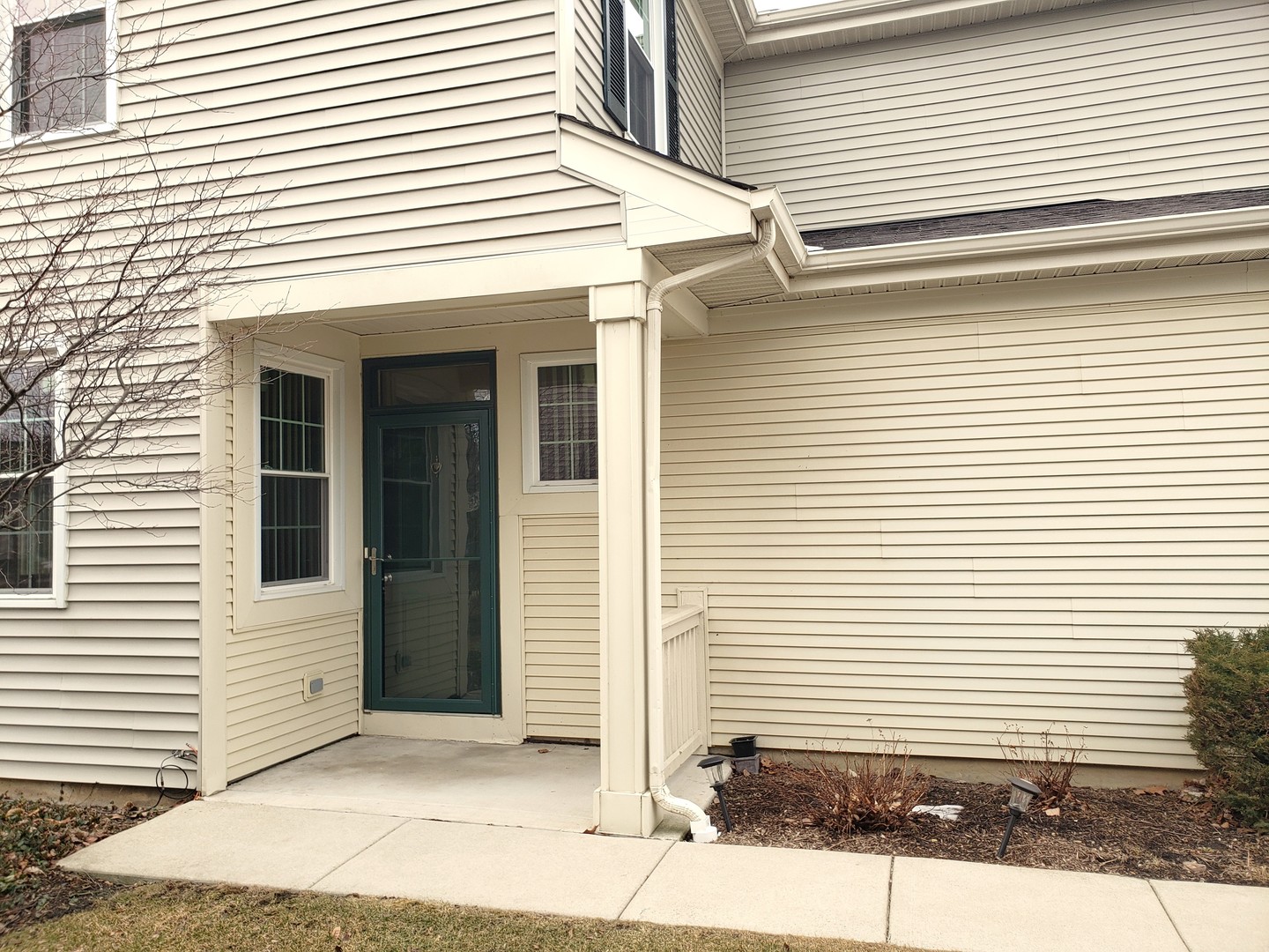 641 West Jonathan Drive Round Lake, IL 60073 - Photo 2 of 20 a view of a white house