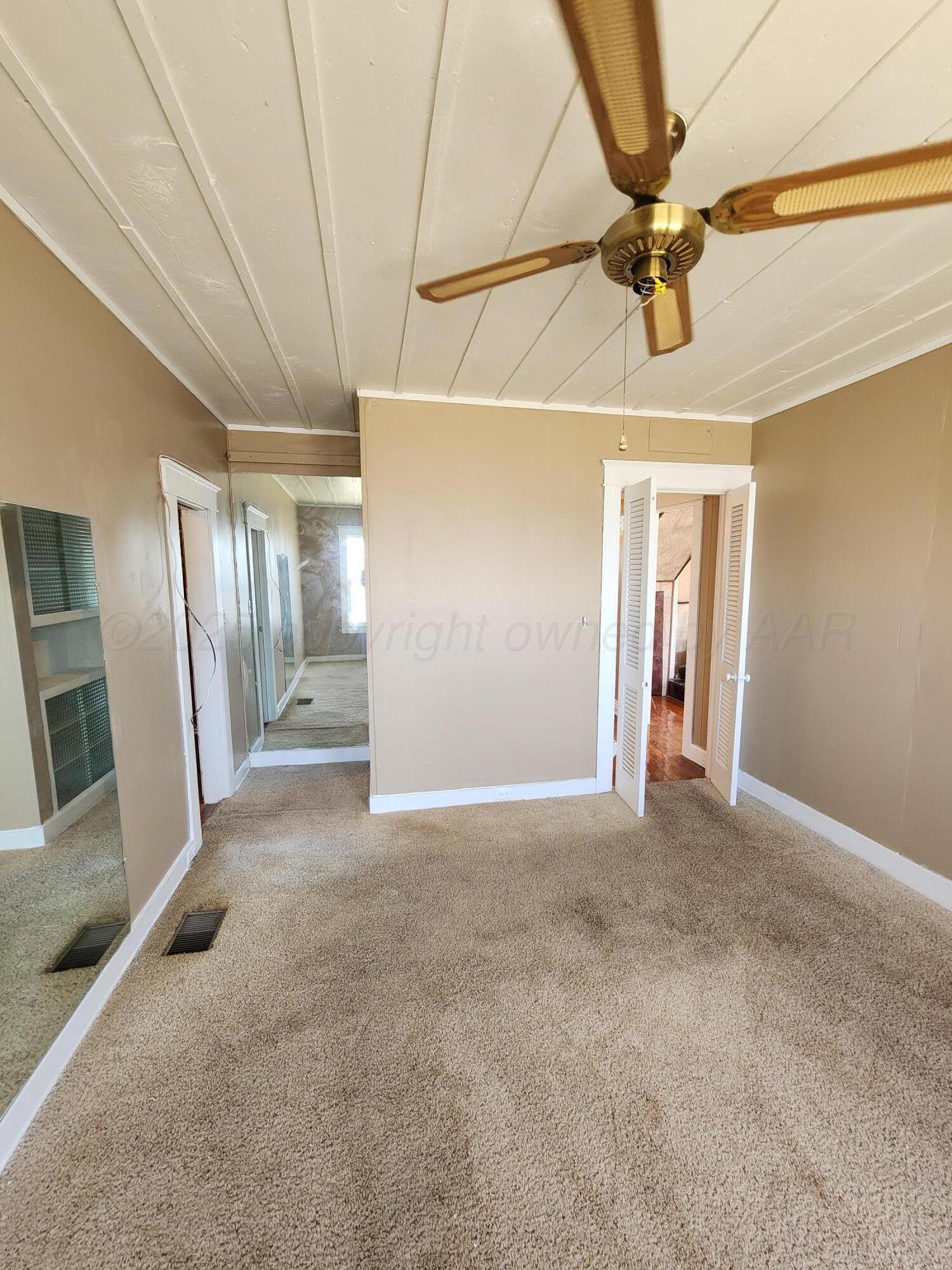 1106 West 10th Plainview, TX 79072 - Photo 12 of 32 Main bedroom