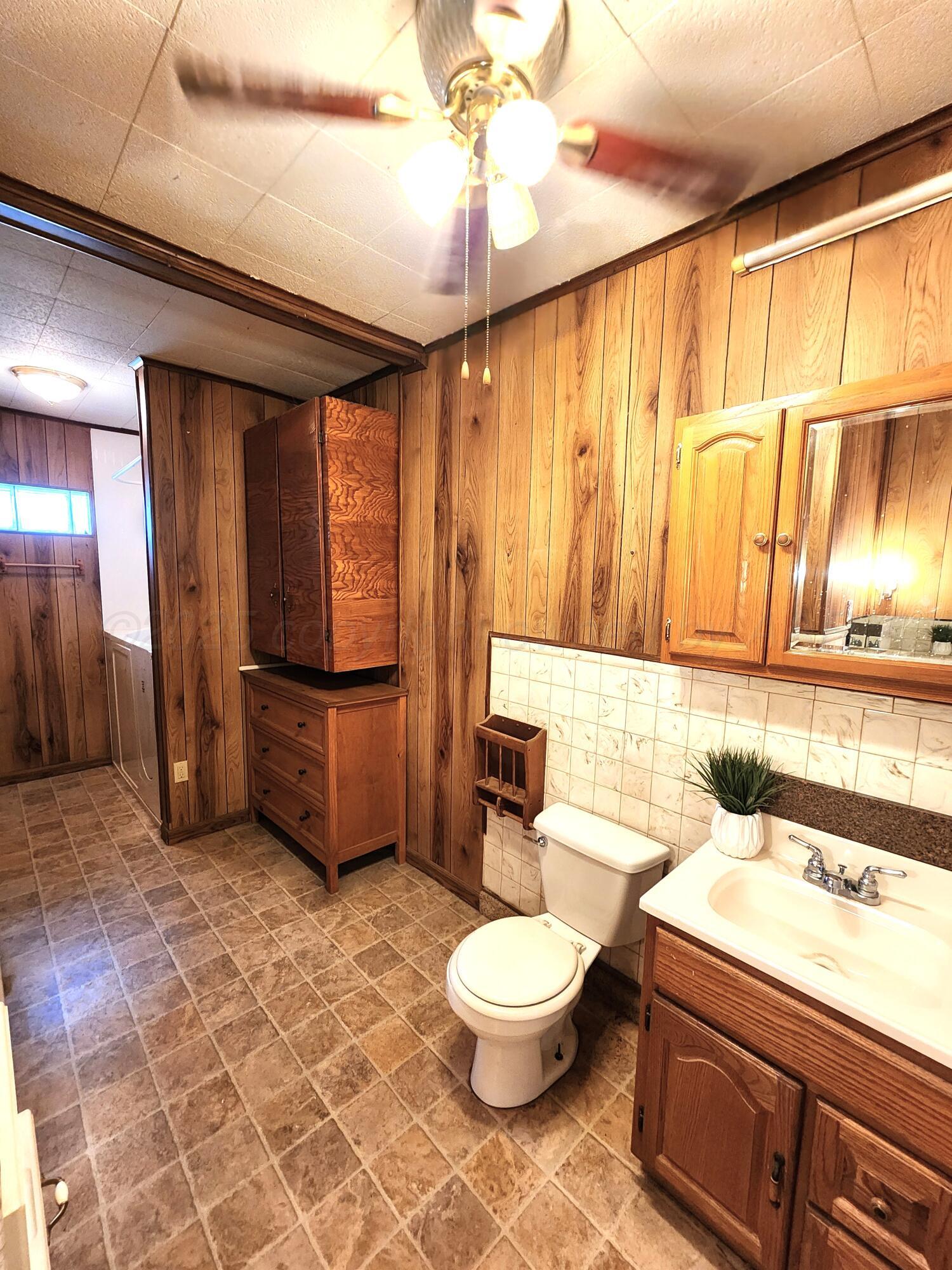 1106 West 10th Plainview, TX 79072 - Photo 14 of 32 Bathroom