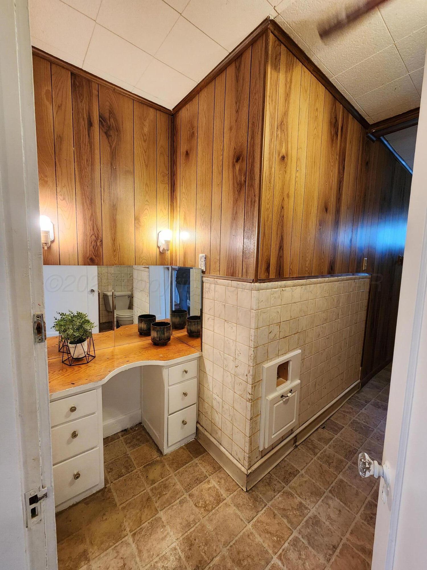1106 West 10th Plainview, TX 79072 - Photo 15 of 32 Bathroom