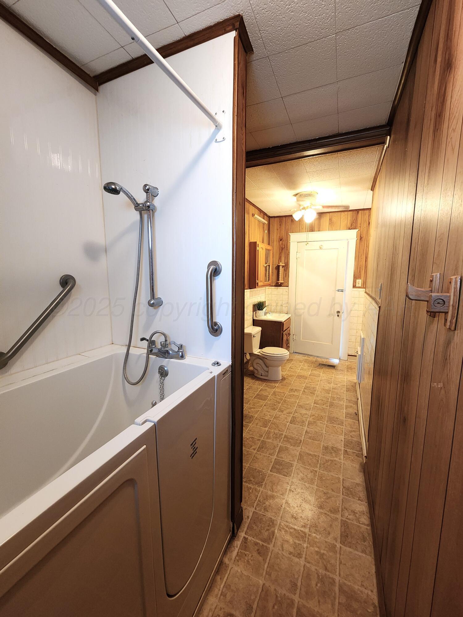 1106 West 10th Plainview, TX 79072 - Photo 16 of 32 Tub and shower