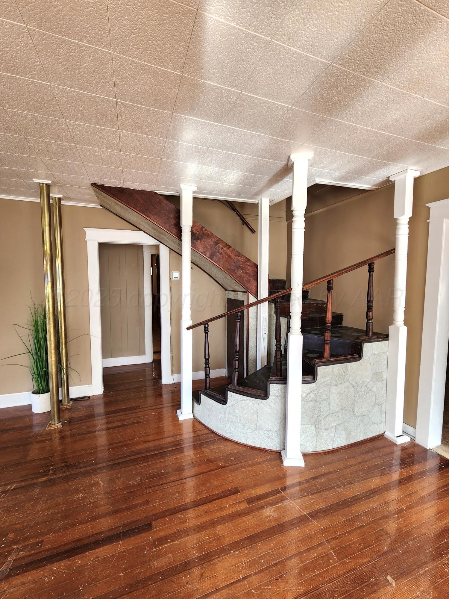 1106 West 10th Plainview, TX 79072 - Photo 19 of 32 Staircase