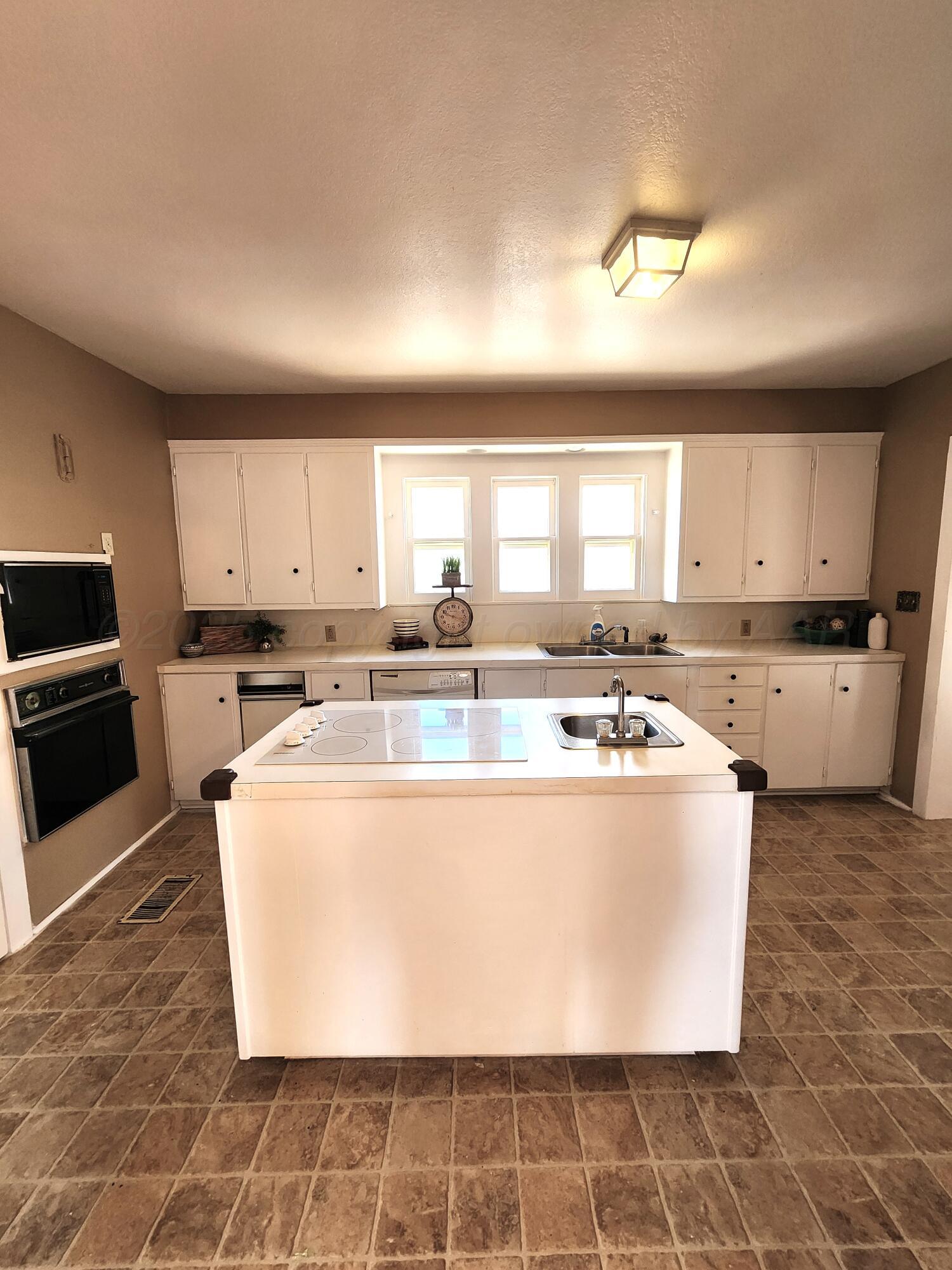 1106 West 10th Plainview, TX 79072 - Photo 7 of 32 Kitchen