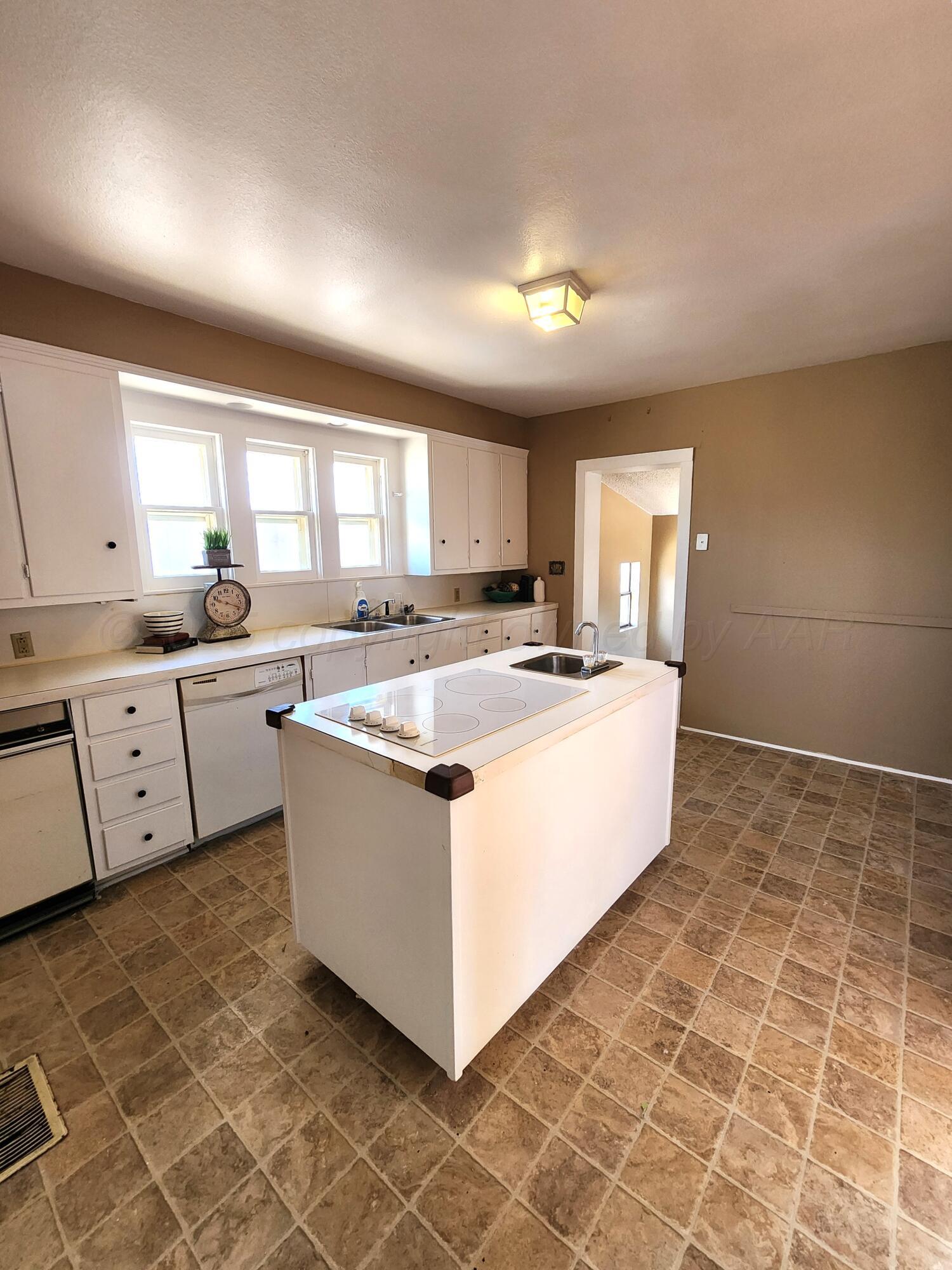 1106 West 10th Plainview, TX 79072 - Photo 8 of 32 Kitchen 2