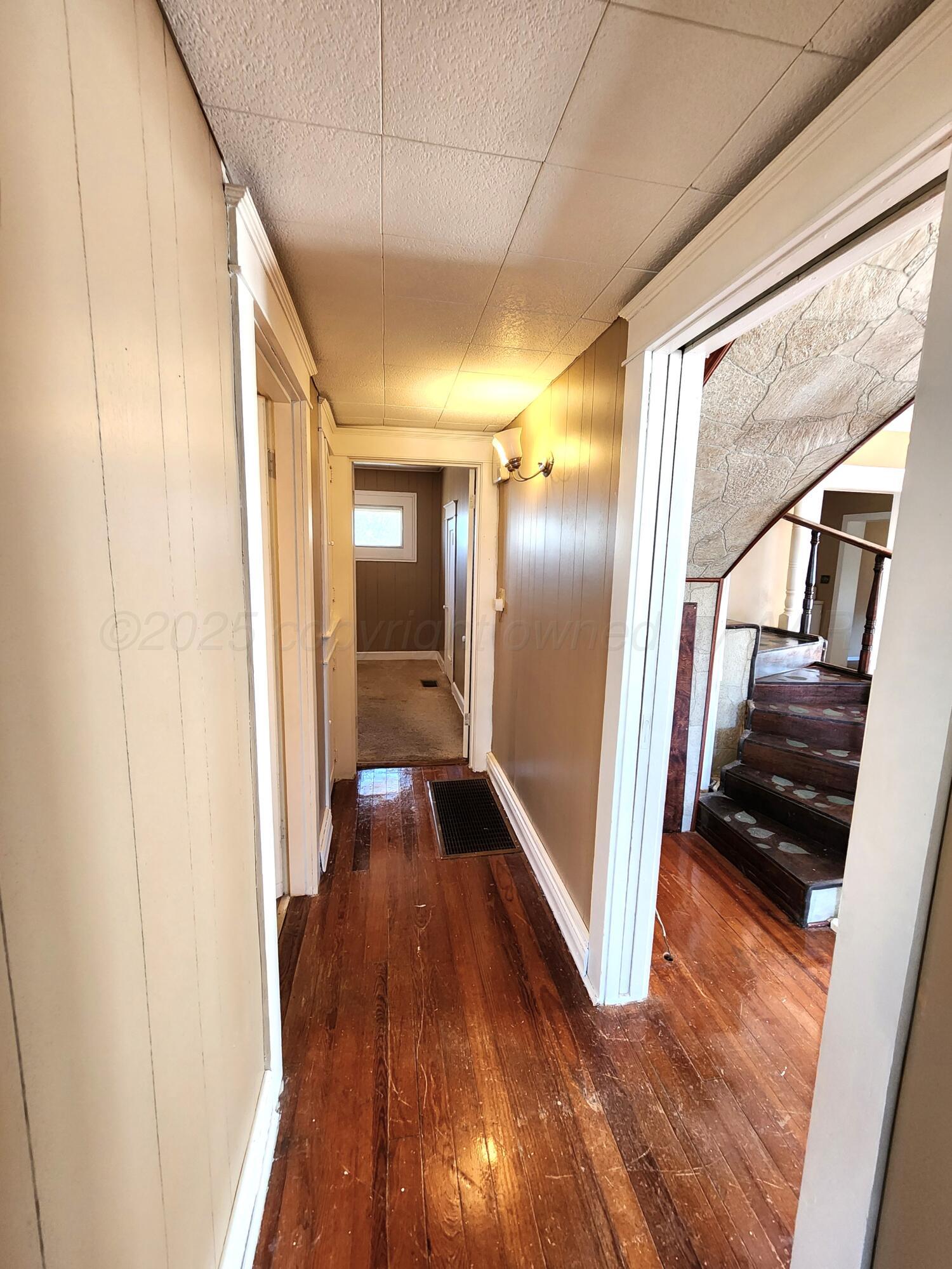 1106 West 10th Plainview, TX 79072 - Photo 10 of 32 Hallway