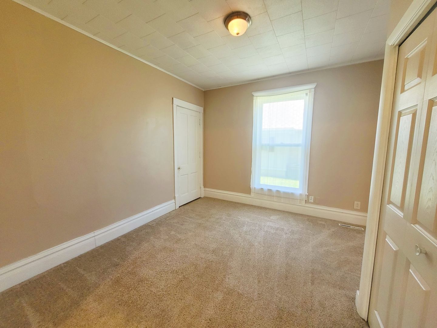 505 East Main Street Morrison, IL 61270 - Photo 12 of 27 an empty room with a window