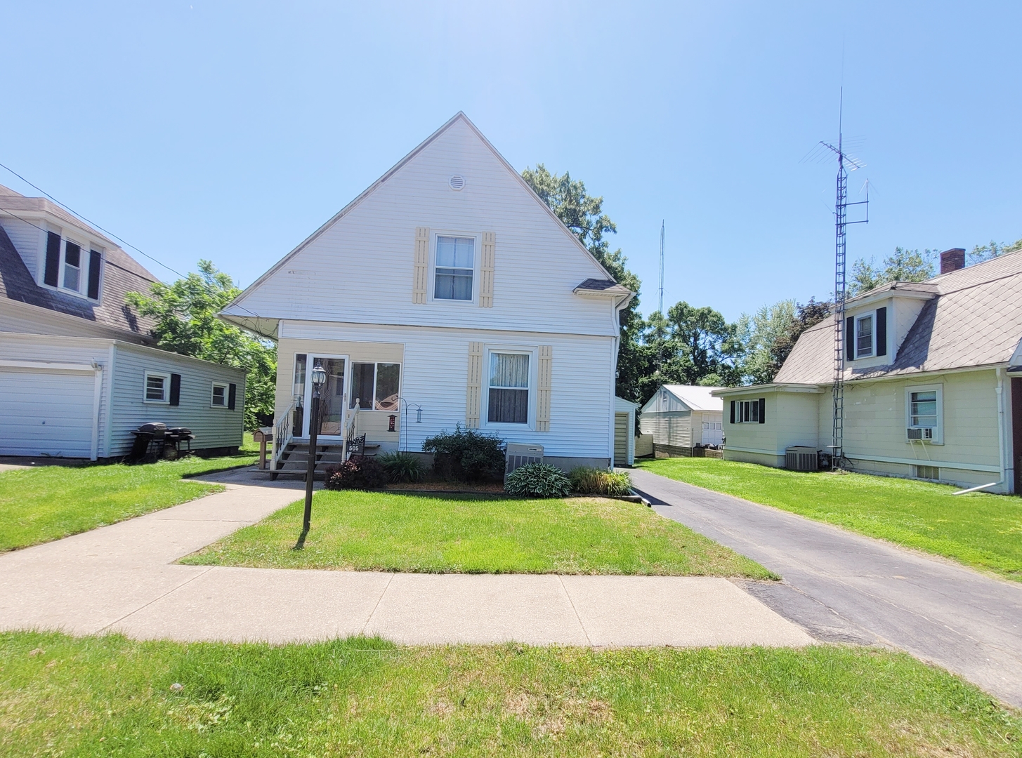 505 East Main Street Morrison, IL 61270 - Photo 2 of 27 a view of a house with a patio