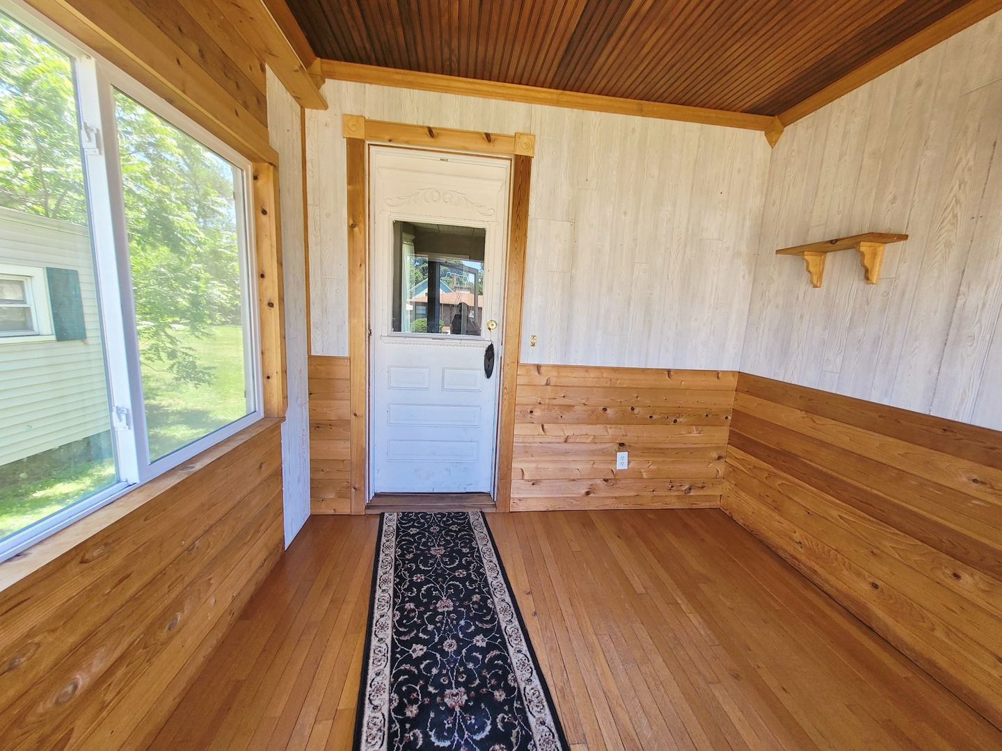 505 East Main Street Morrison, IL 61270 - Photo 3 of 27 a view of bathroom with bathtub and shower