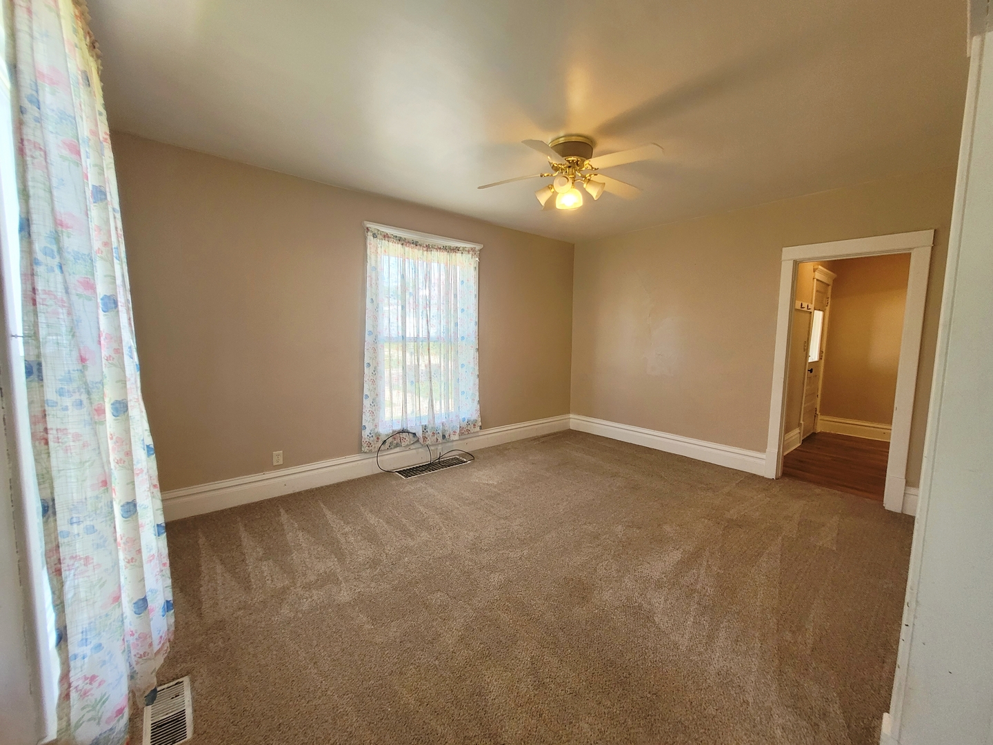 505 East Main Street Morrison, IL 61270 - Photo 10 of 27 an empty room with windows and fan