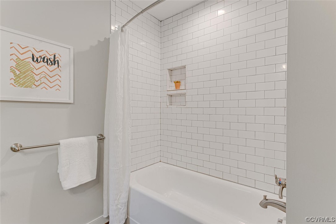 1310 King William Woods Road Midlothian, VA 23113 - Photo 22 of 42 a bathroom with a bathtub