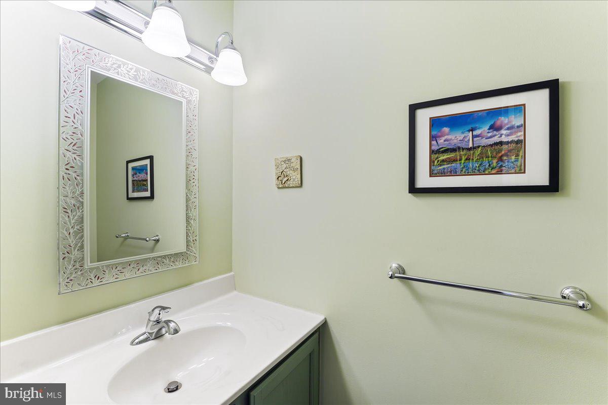 107 Cambridge Circle, Unit 50 Kennett Square, PA 19348 - Photo 10 of 36 First floor powder room