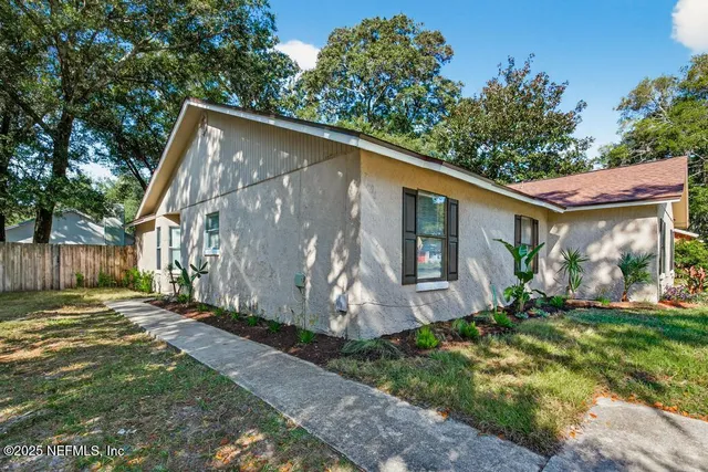 a view of a house with backyard and garden