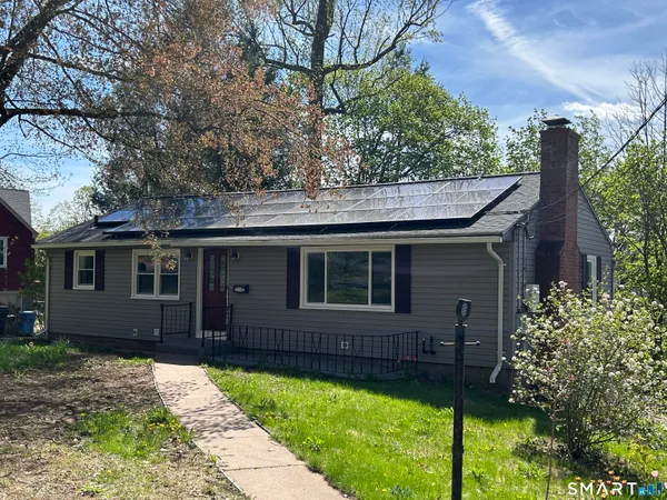 a view of front of a house with a yard