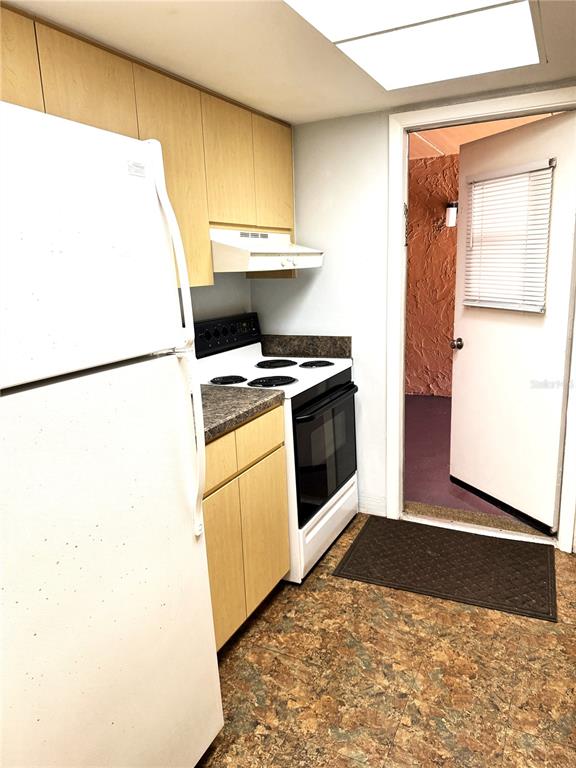 12760 Indian Rocks Road, Unit 562 Largo, FL 33774 - Photo 7 of 22 a kitchen with a stove a refrigerator and a sink