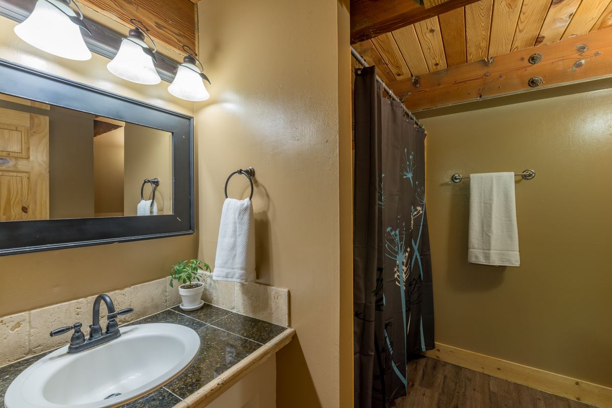 1583 Upper Bench Road Alpine Meadows, CA 96146 - Photo 8 of 18 Full bathroom