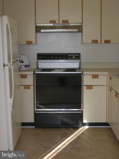 1936 Villaridge Drive, Unit B Reston, VA 20191 - Photo 17 of 22 Kitchen with New floor