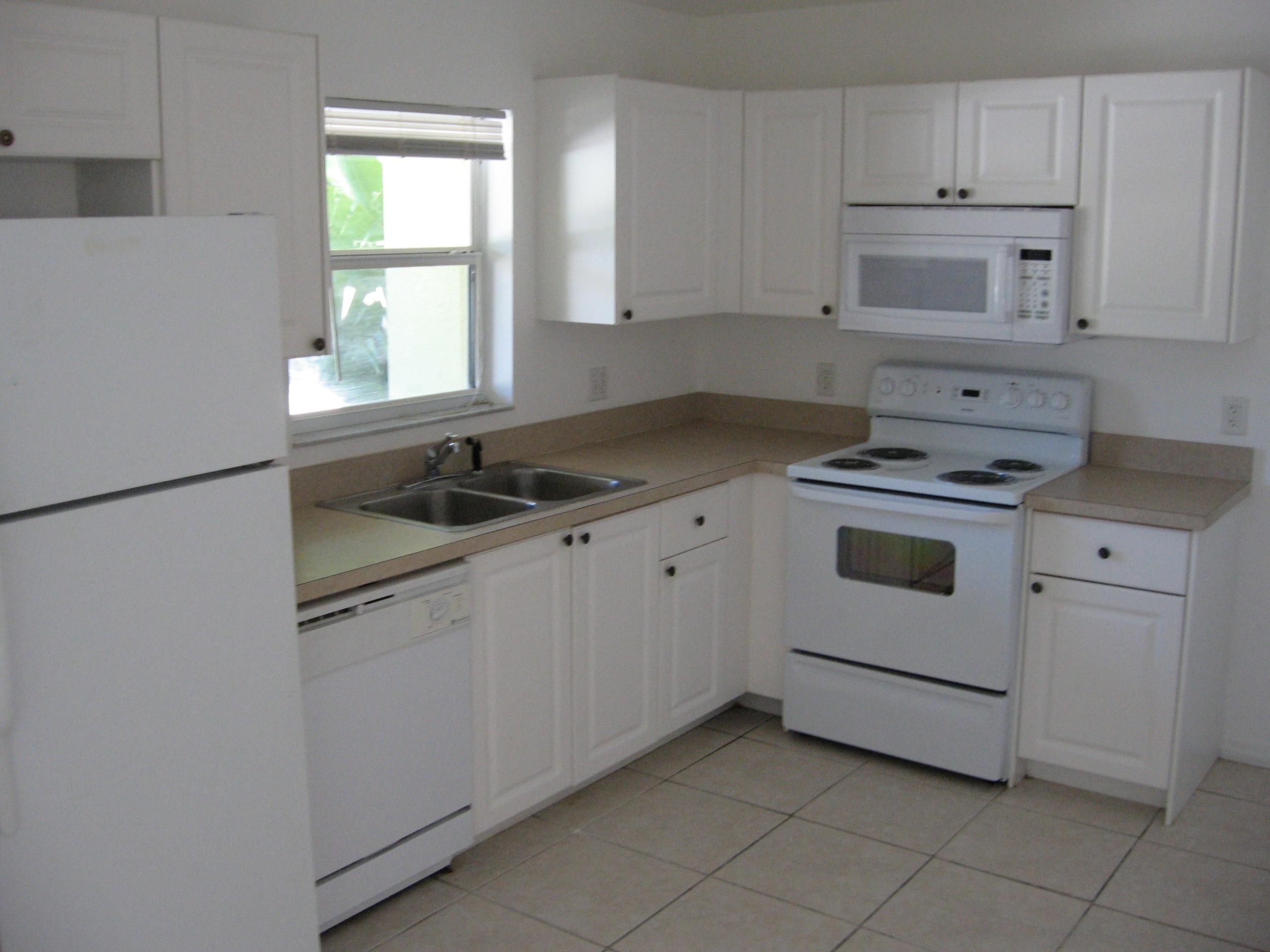 4550 Timber Ridge Lane Fort Pierce, FL 34982 - Photo 10 of 15 kitchen