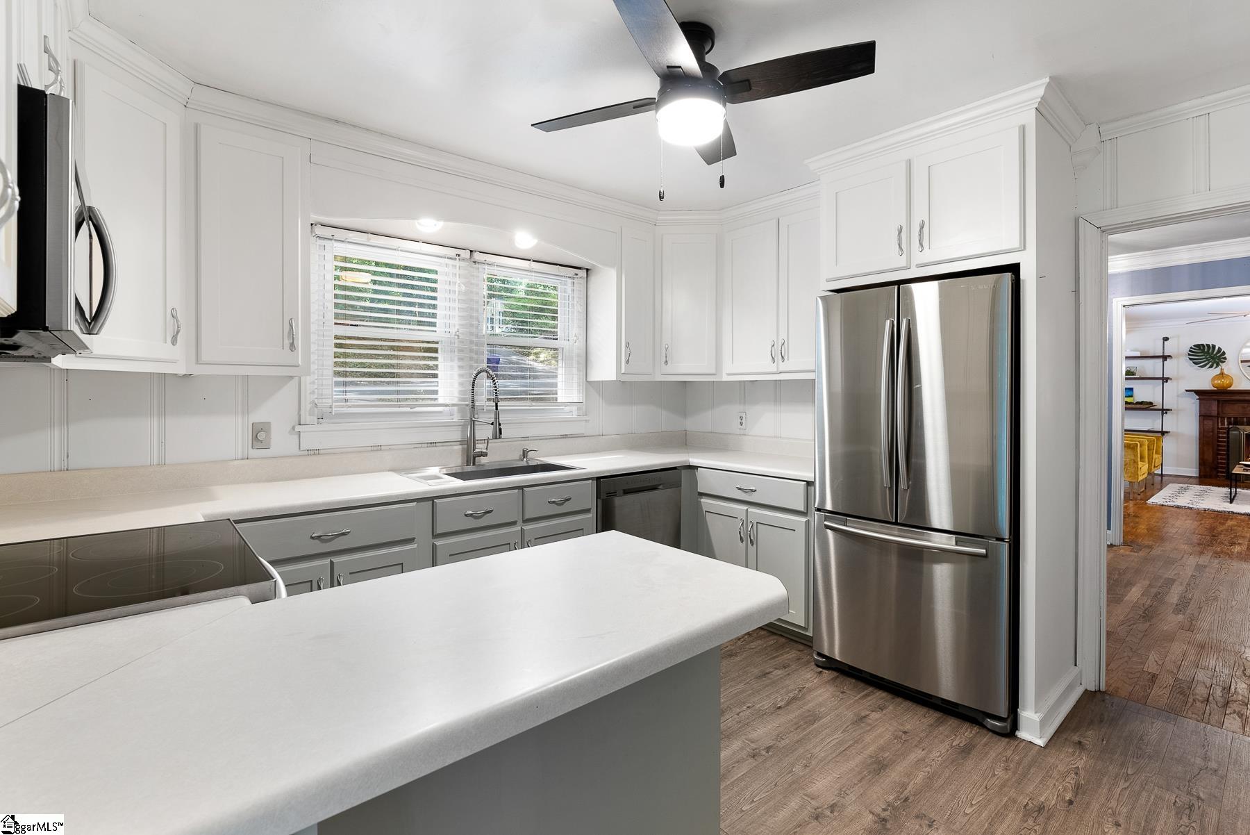 318 Robin Hood Road Greenville, SC 29607 - Photo 10 of 32