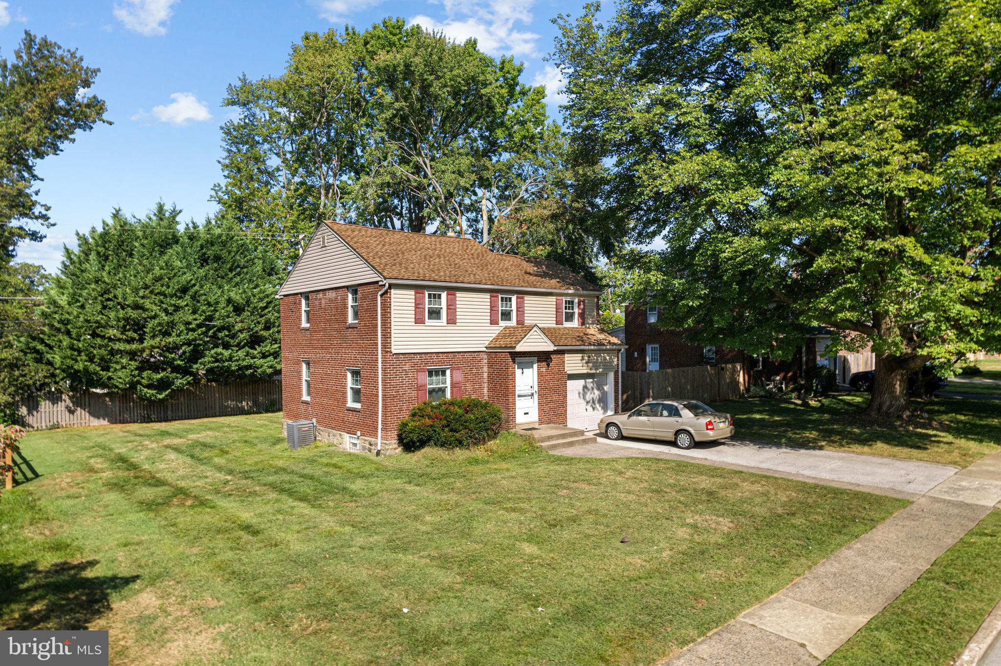 142 Rambling Way Springfield, PA 19064 - Photo 2 of 33 a front view of a house with garden