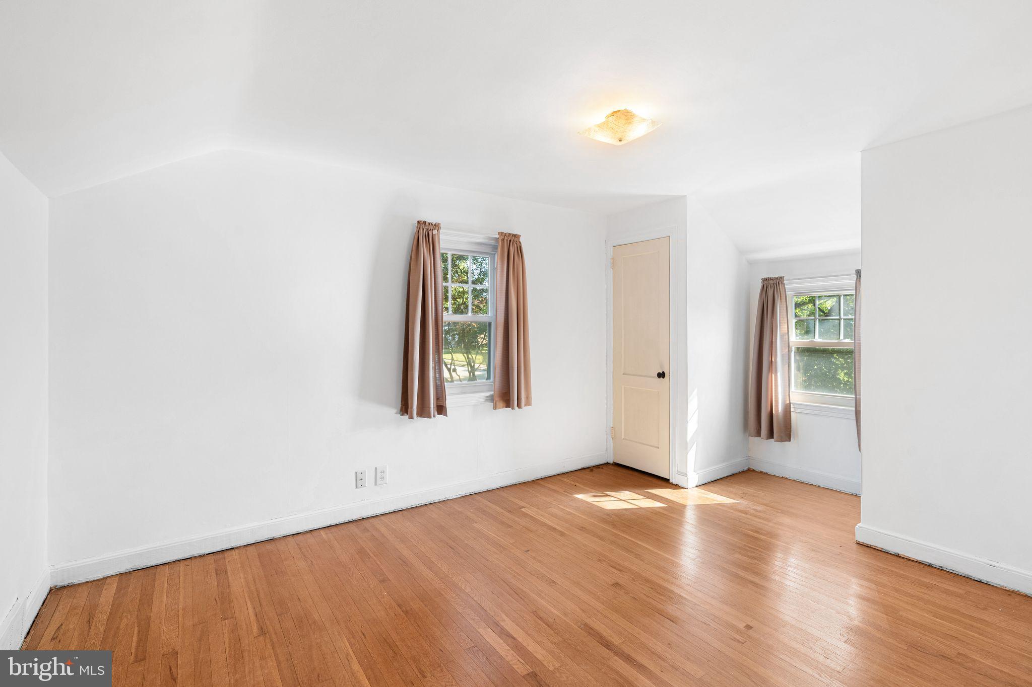 142 Rambling Way Springfield, PA 19064 - Photo 22 of 33 an empty room with wooden floor and windows