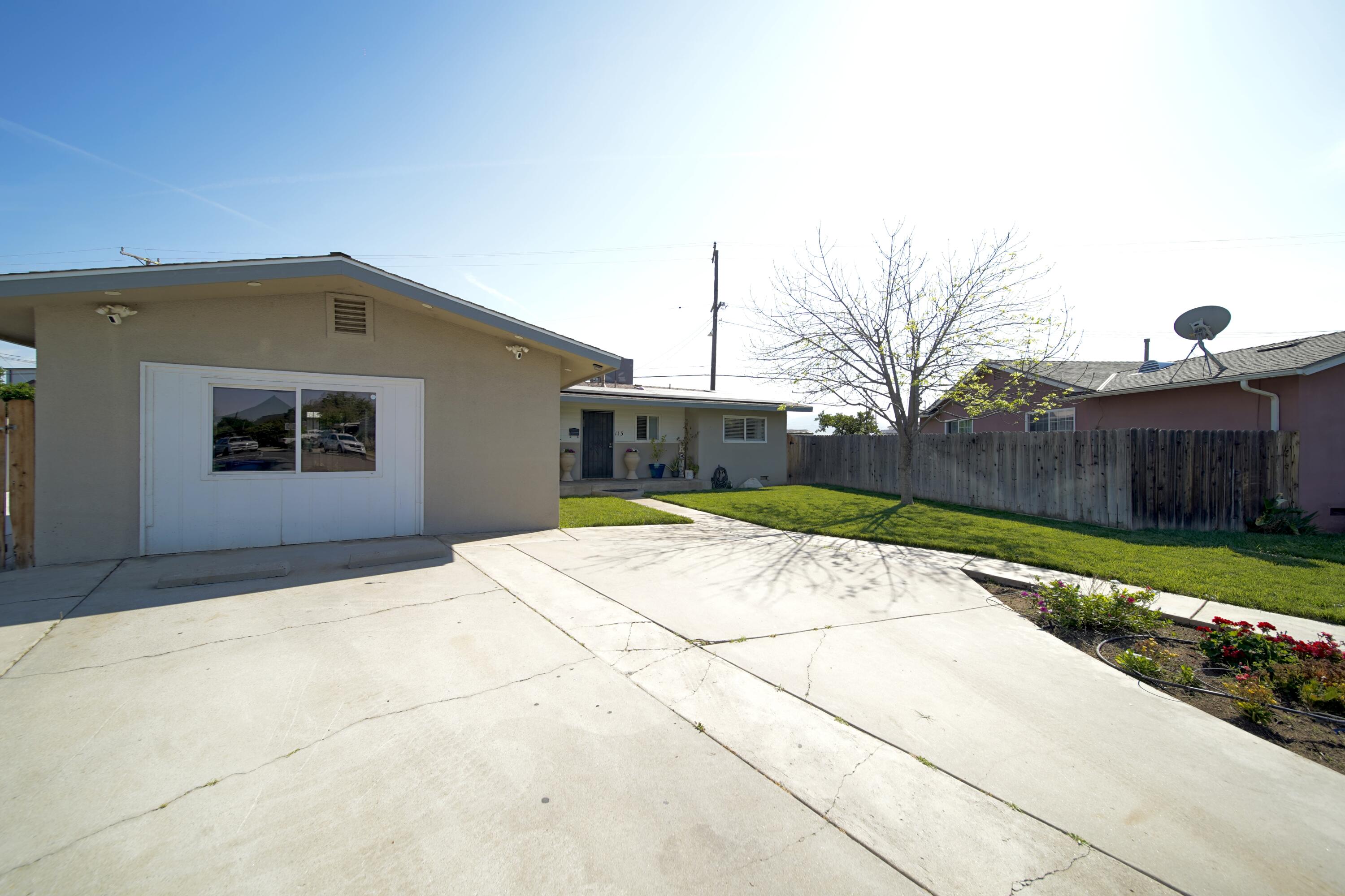 113 Bryant Court Exeter, CA 93221 - Photo 4 of 41 Side front house