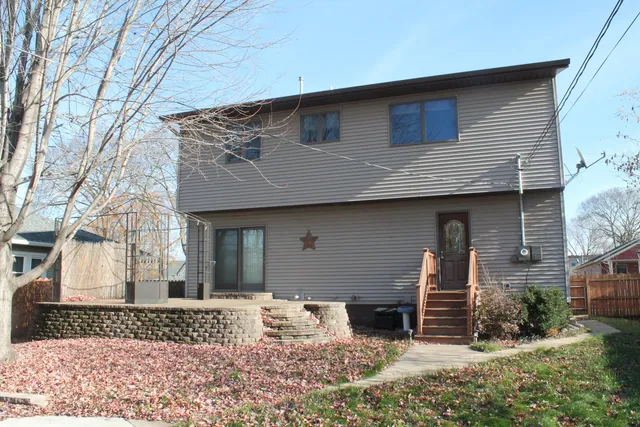 $299,900 | 2027 Charles Street, La Crosse, WI 54603