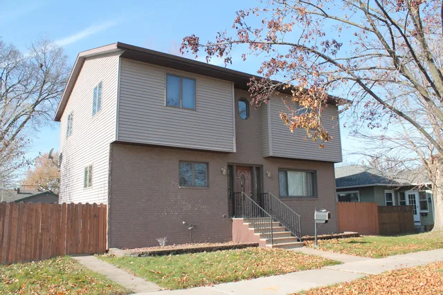 $299,900 | 2027 Charles Street, La Crosse, WI 54603