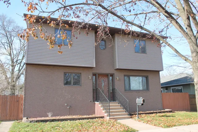 $299,900 | 2027 Charles Street, La Crosse, WI 54603