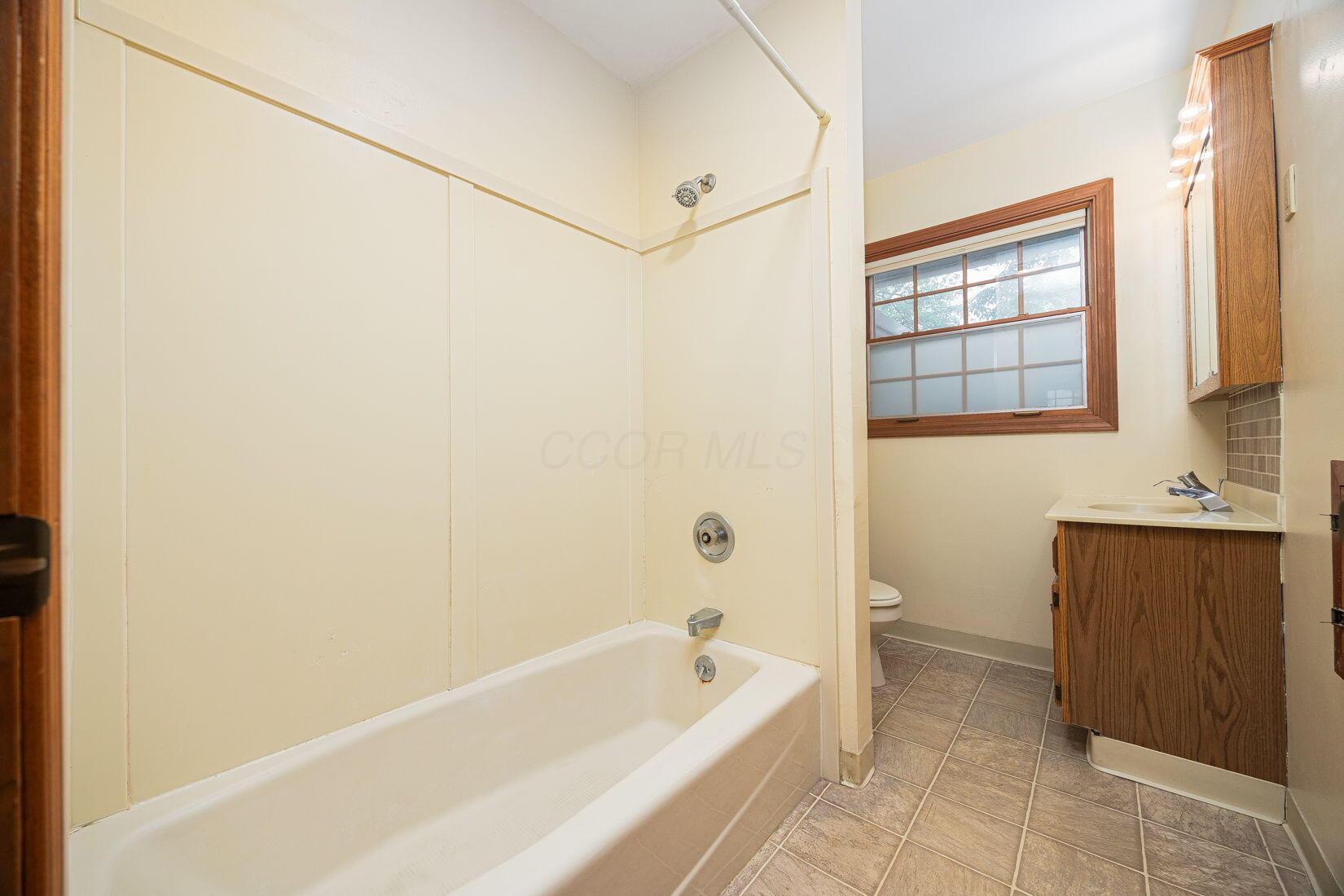 125 South Hamilton Road Columbus, OH 43230 - Photo 22 of 65 Full Bath