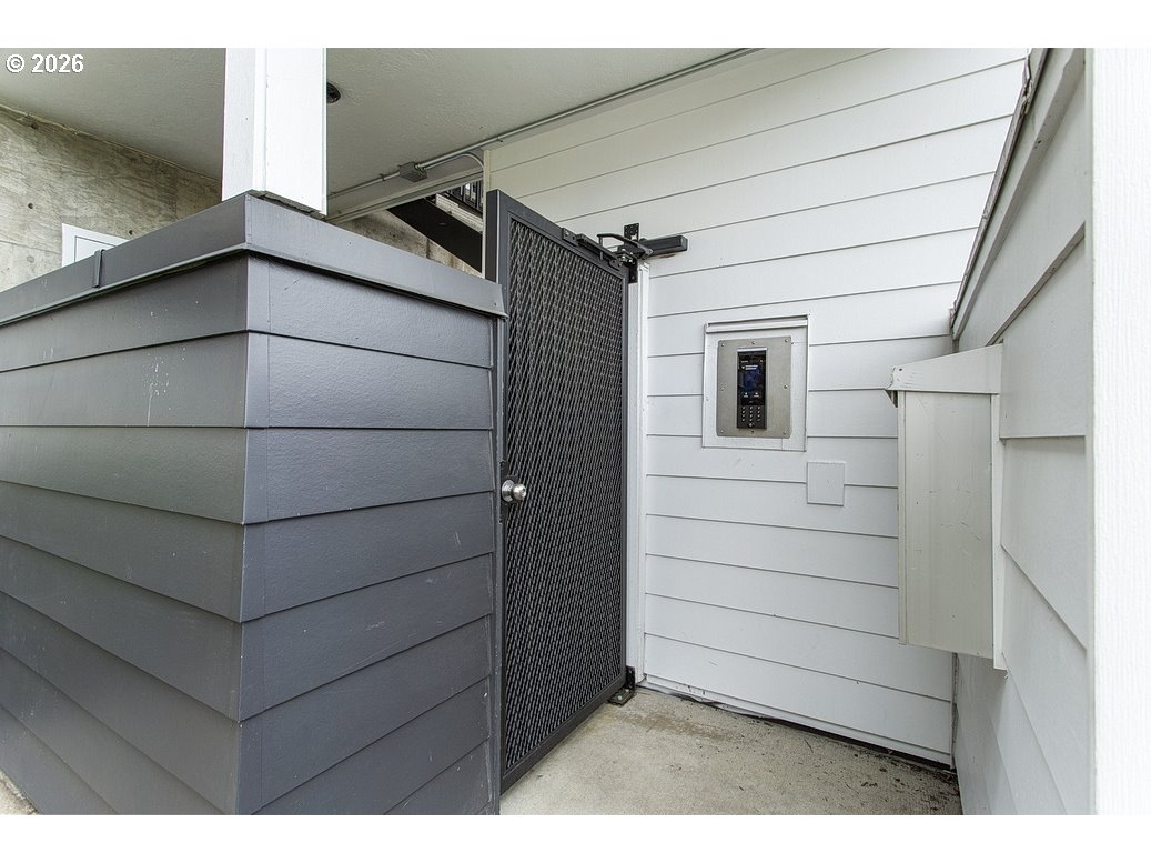 622 South Nevada Street, Unit D Portland, OR 97219 - Photo 2 of 37 a view of a garage