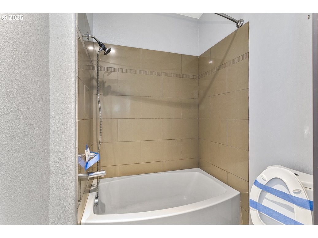 622 South Nevada Street, Unit D Portland, OR 97219 - Photo 26 of 37 a bathroom with a tub and shower