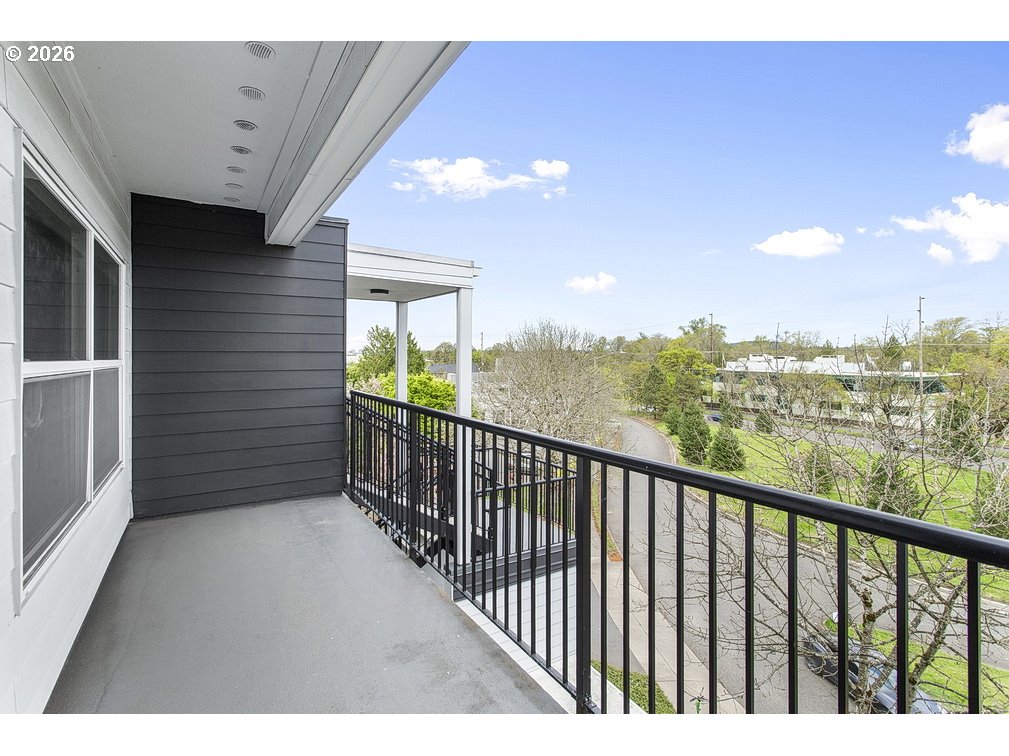 622 South Nevada Street, Unit D Portland, OR 97219 - Photo 6 of 37