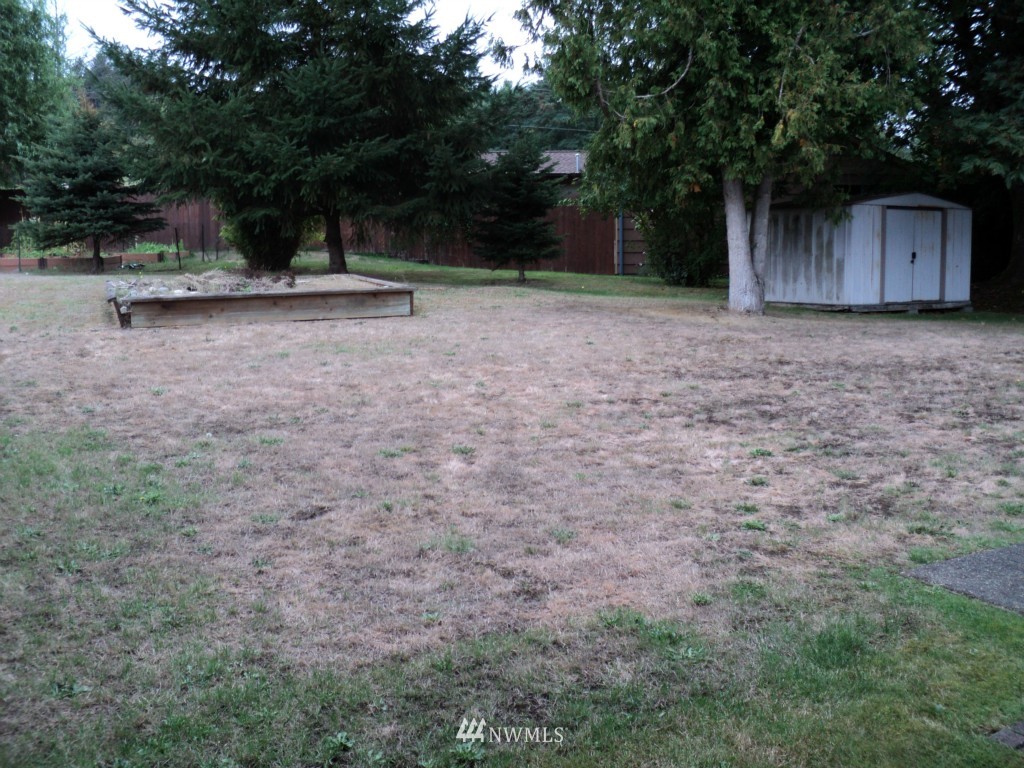 24302 Carter Road Bothell, WA 98021 - Photo 8 of 10 a backyard of a house with barbeque oven