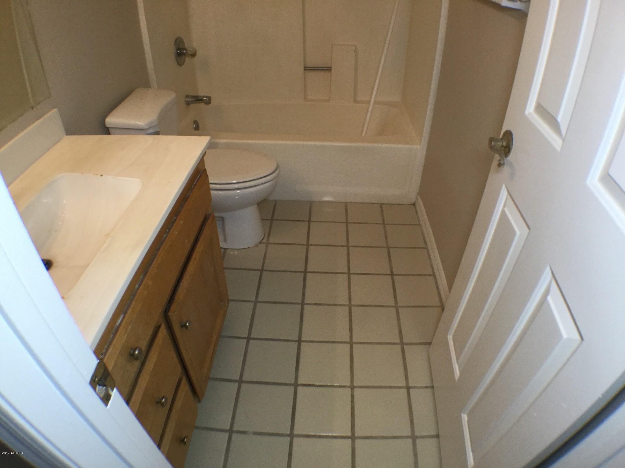 13816 South Kiva Road Buckeye, AZ 85326 - Photo 23 of 31 main bath
