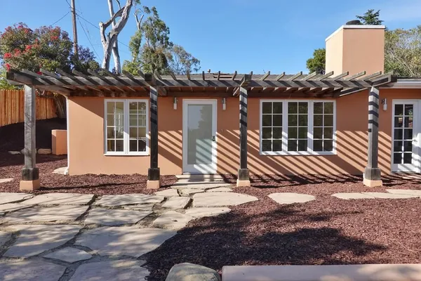 a view of a house with backyard