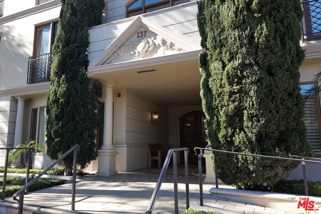 a view of entryway with a front door