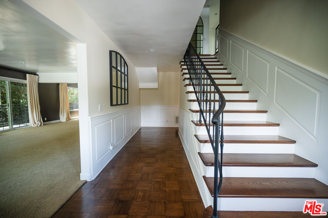 503 North Greencraig Road Los Angeles, CA 90049 - Photo 3 of 59 a view of an entryway